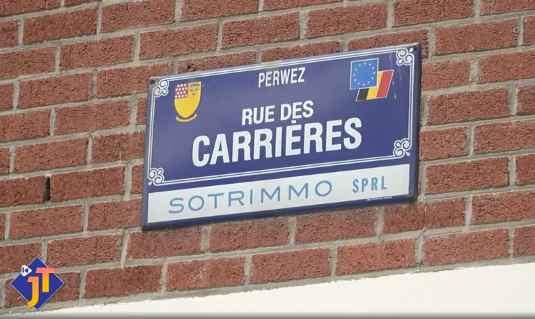 A cote de la plaque Rue des Carrières Perwez