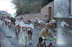 Perwez, fête de la centenaire Les élèves accompagnent le cortège avec leurs vélos Perwez, fête de la centenaire