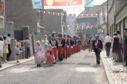 Perwez, fête de la centenaire Le cortège Belle époque devant la maison de la centenaire rue Pahaux Perwez, fête de la centenaire Le cortège Belle époque devant la maison de la centenaire rue Pahaux